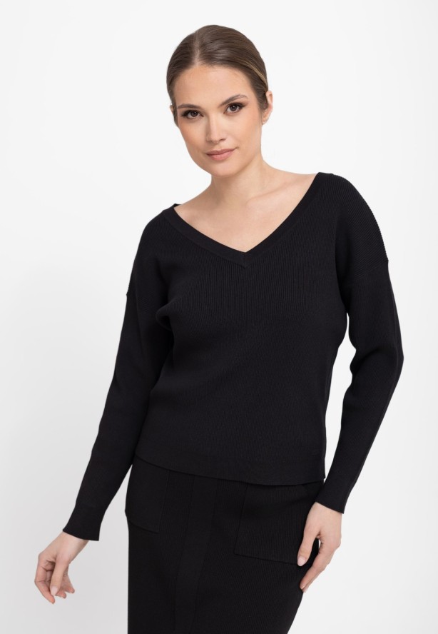 Czarny, prążkowany sweter z dekoltem S-TIKA