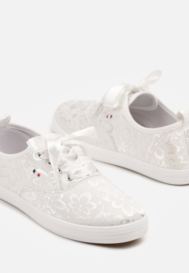 Białe Tenisówki Ozdobione Kwiatami Telesiena