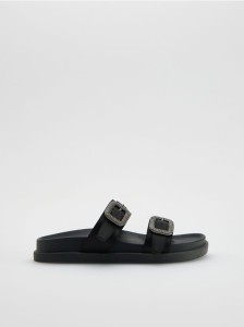 Klapki z klamrami - czarny