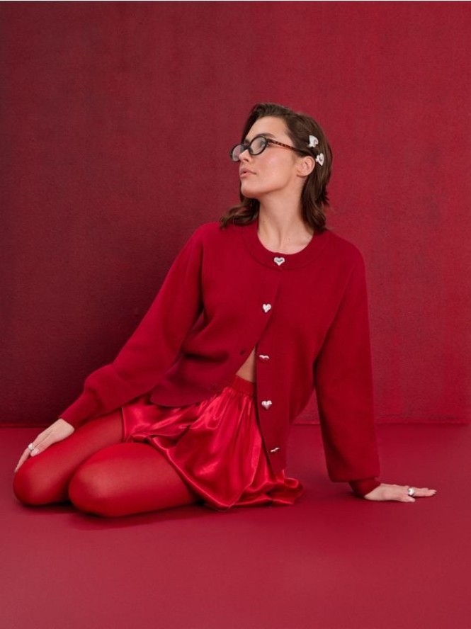 Sweter z ozdobnymi guzikami - czerwony