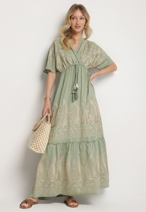 Zielona Kopertowa Sukienka z Wiskozy Zdobiona Frędzlami i Metalicznym Haftem Redeirae