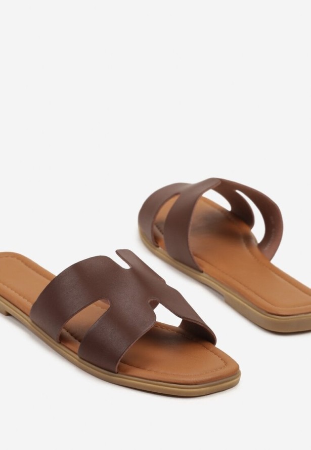 Ciemnobrązowe Klapki na Płaskiej Podeszwie w Klasycznym Stylu z Wycięciami Filinda