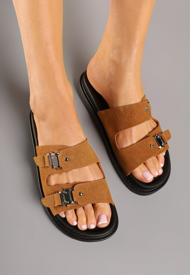 Brązowe Klapki Ozdobione Klamrami Islevis