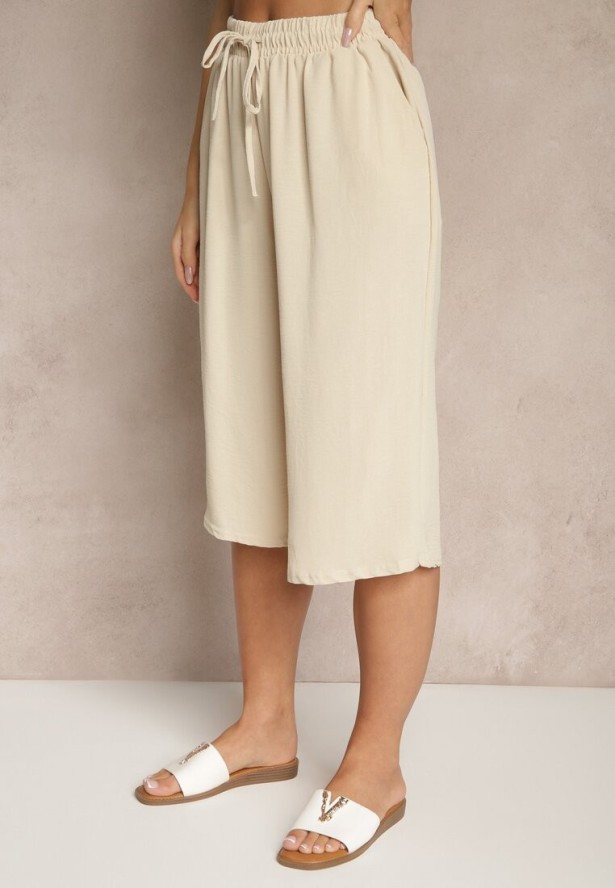 Jasnobeżowy Komplet Spodnie 3/4 Luźne i Koszulka bez Rękawów Ozdobiona Guzikami Ravione