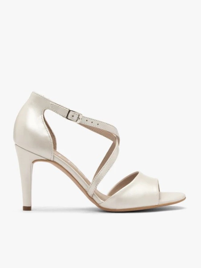 Perłowe sandały na szpilce