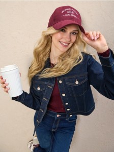 Czapka z daszkiem z haftowanym napisem - bordowy