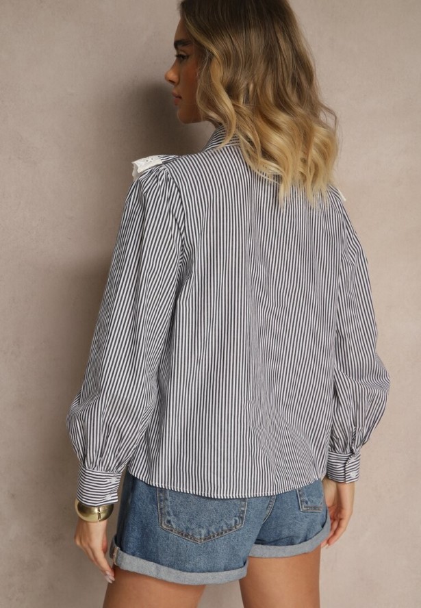 Czarna Koszula z Bawełny w Prążki Zdobiona Ażurową Falbanką przy Dekolcie Paliara