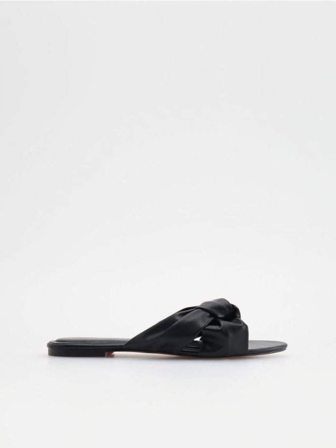 Klapki z imitacji skóry - czarny