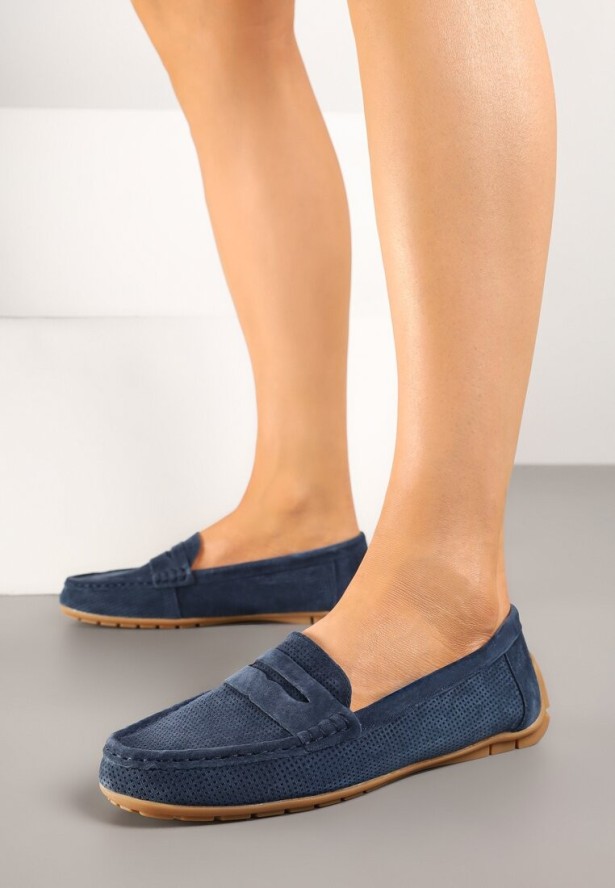 Granatowe Skórzane Mokasyny z Ozdobną Perforacją Remica
