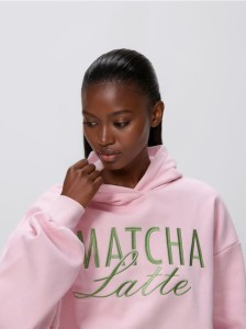 Bluza oversize z haftem - pastelowy róż