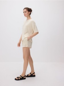 Dzianinowe szorty z wiskozą - kremowy