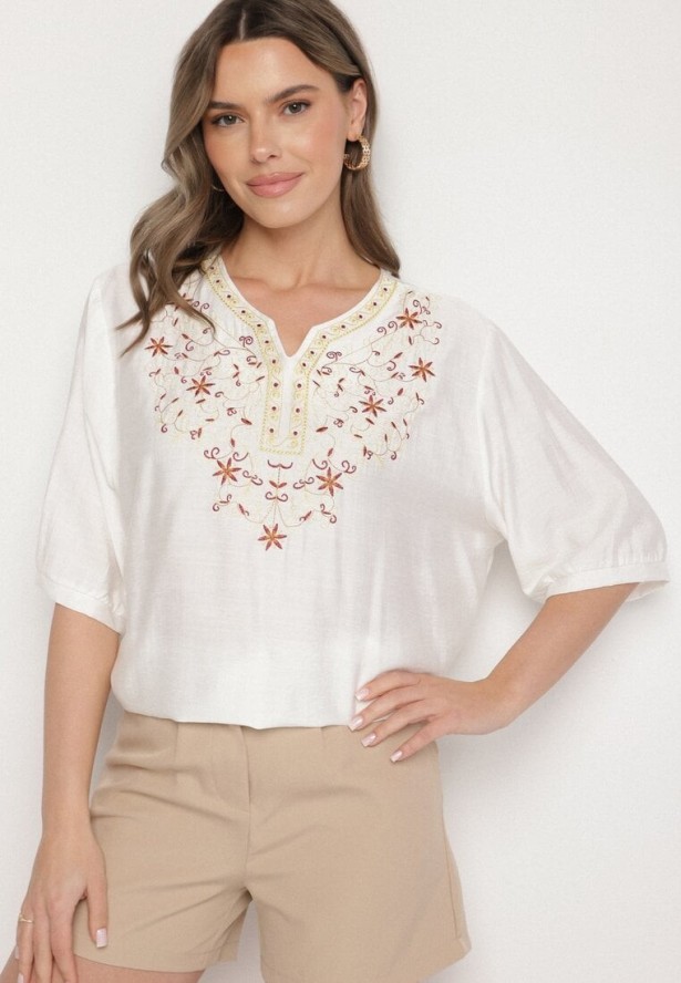 Biała Bawełniana Bluzka z Haftowanymi Zdobieniami Przy Dekolcie Mirundria