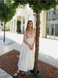 Sukienka z haftowaną górą - wielobarwny