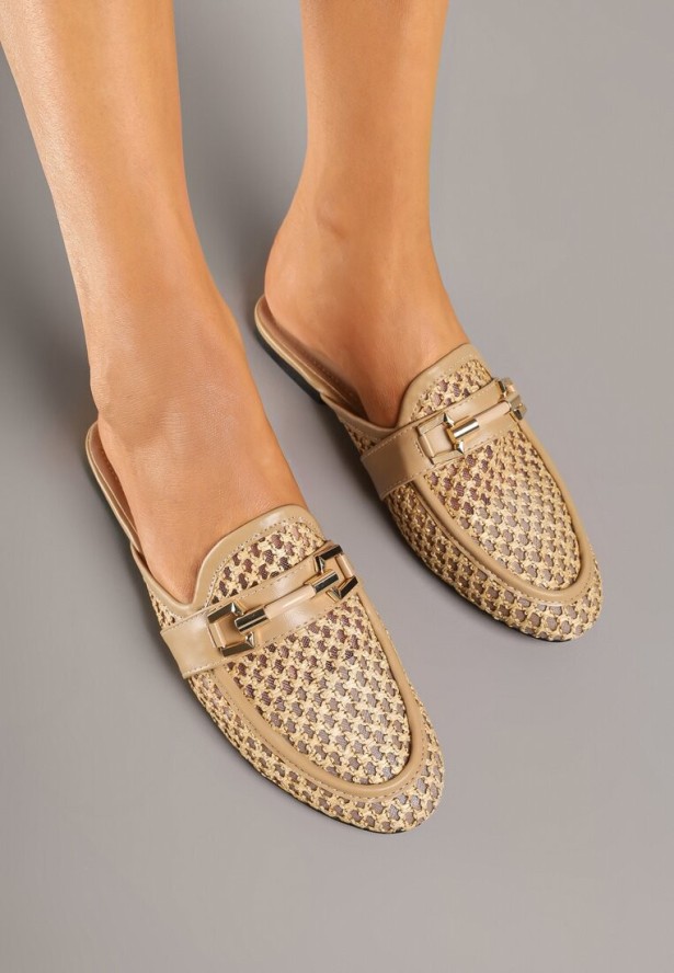 Ciemnobeżowe Klapki Mule z Ażurowej Siateczki Zdobione Elegancką Aplikacją Isvania