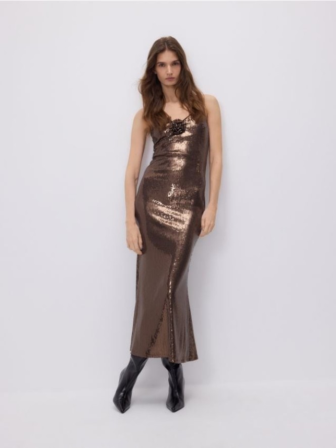Błyszcząca sukienka maxi - brązowy