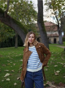 Sweter w paski - wielobarwny