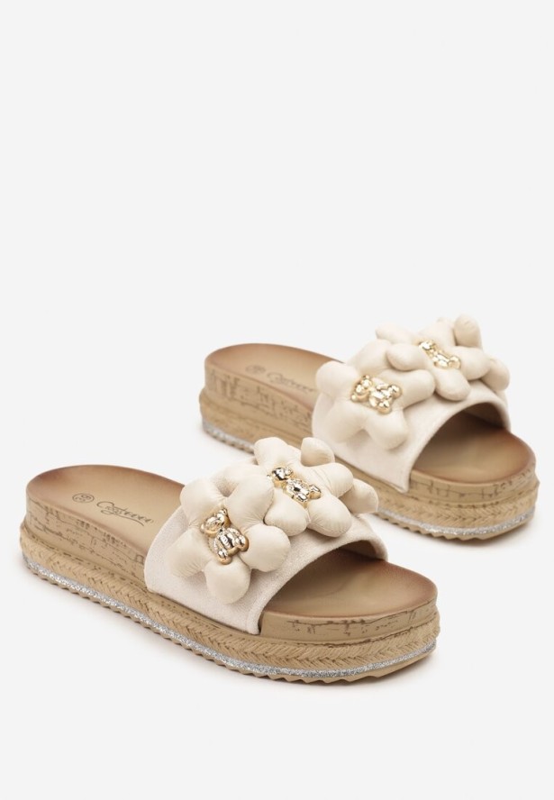 Beżowe Klapki na Platformie Ozdobione Metaliczną Aplikacją Iffamara