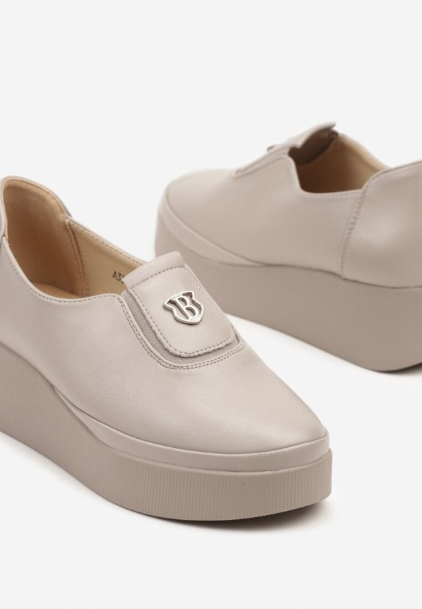 Jasnobeżowe Półbuty na Koturnie z Aplikacją z Przodu Verilisa