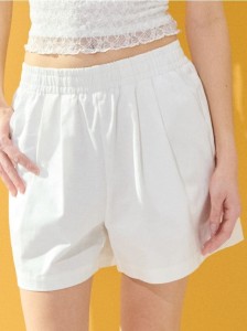Bawełniane szorty z zakładkami - kremowy