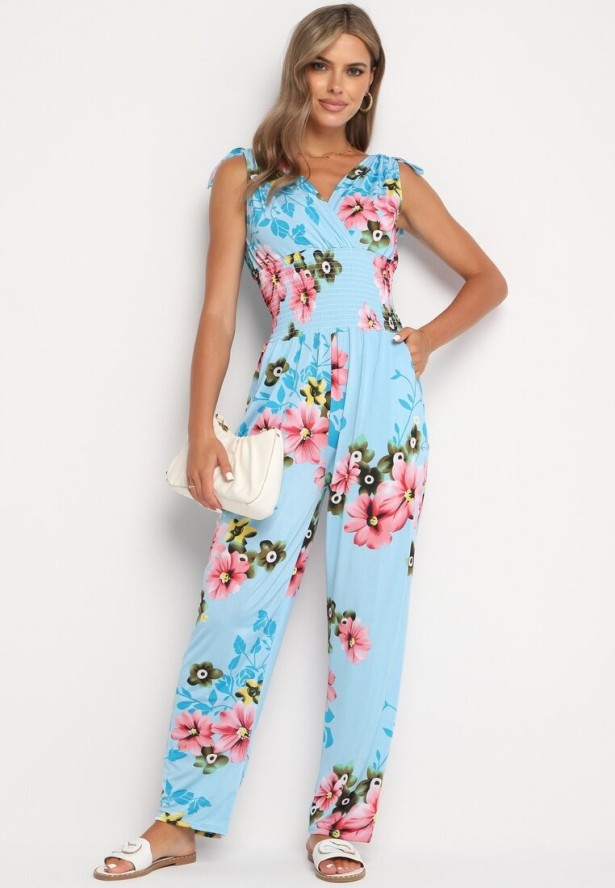 Jasnoniebieski Kombinezon w Kwiaty z Trójkątnym Dekoltem i Troczkami na Ramionach Benan