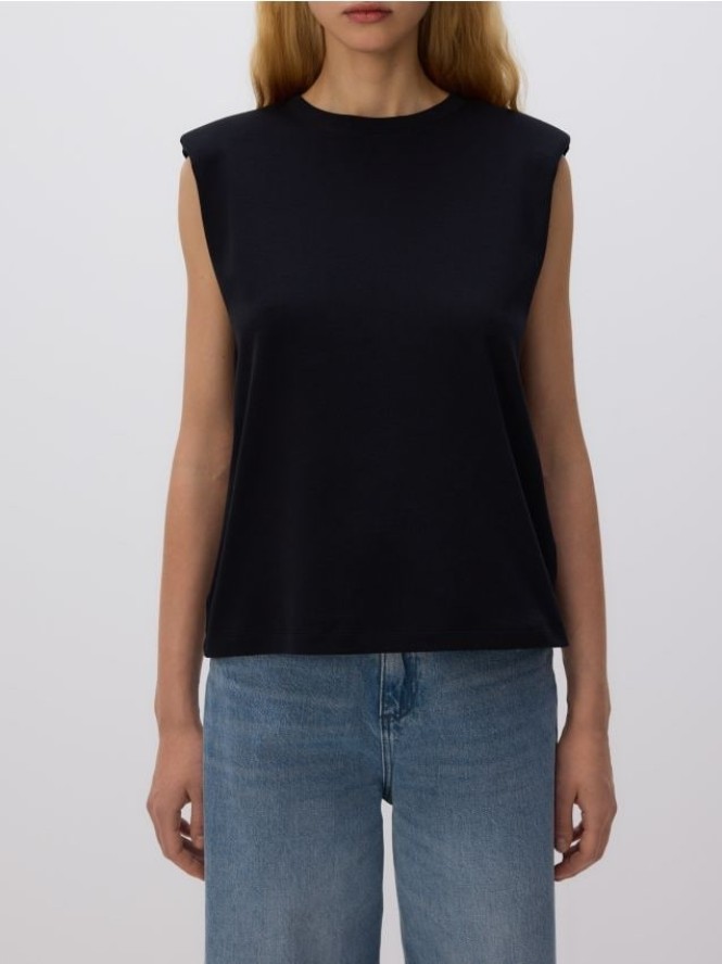 T-shirt z poduszkami na ramionach - czarny