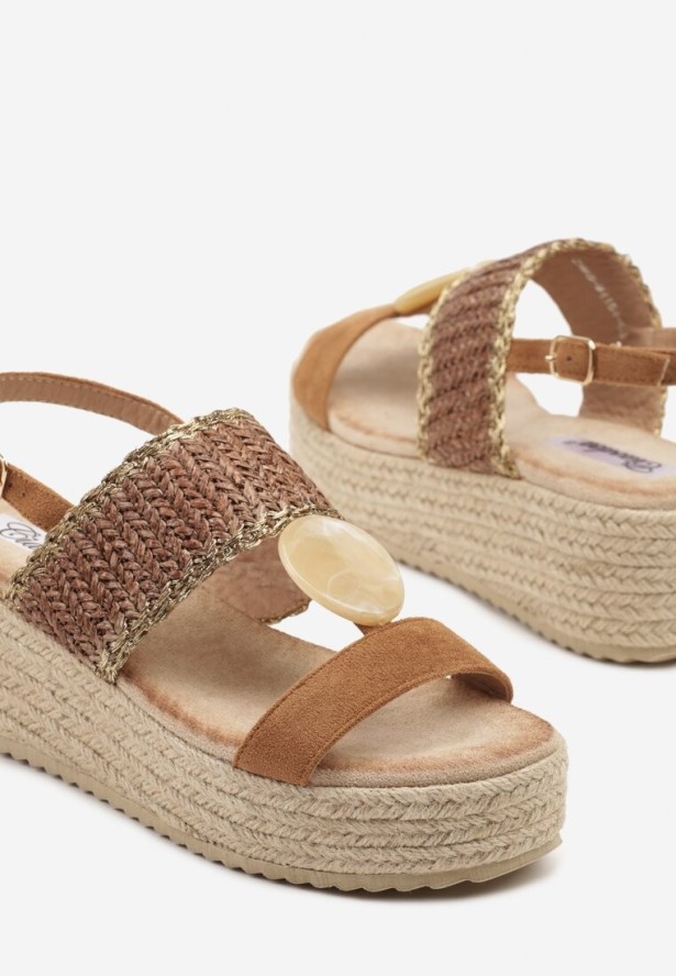 Brązowe Sandały na Plecionym Koturnie z Okrągłą Ozdobą Naporra