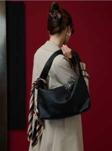 Torebka na ramię z imitacji groszkowej skóry - czarny