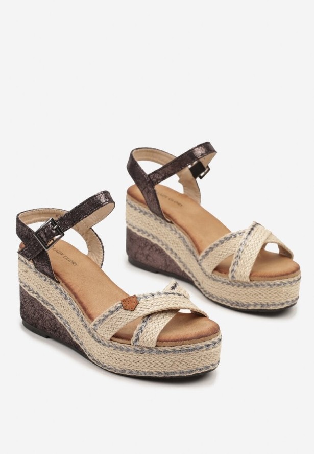 Czarne Sandały na Koturnie z Ozdobną Plecionką Neromma