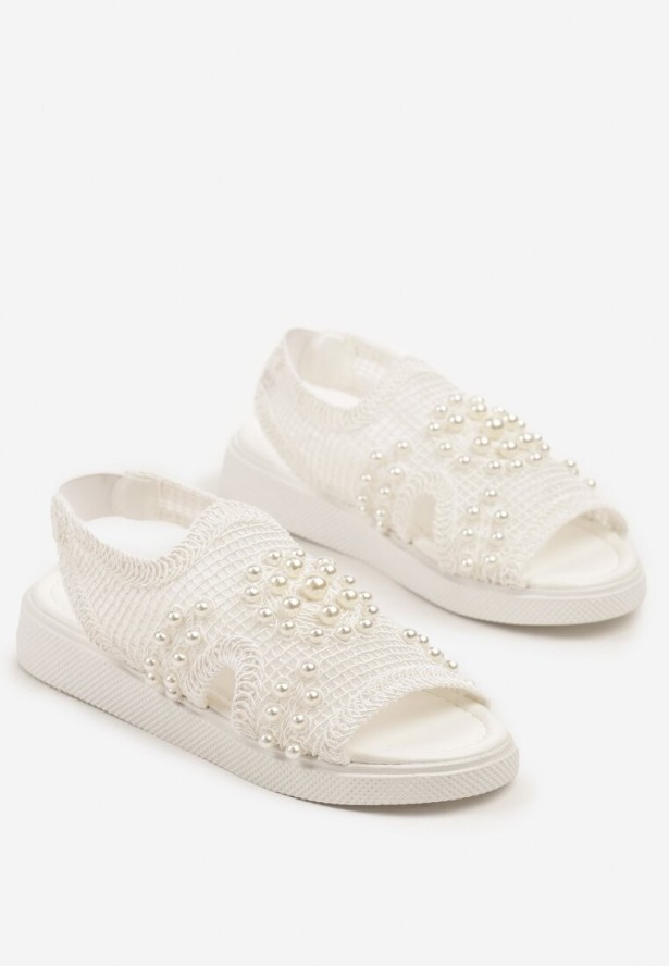 Białe Sandały z Siateczkową Cholewką i Perłami Lisamira