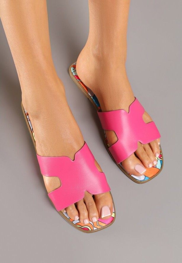 Fuksjowe Klapki z Wycięciami i Geometrycznym Wzorem Purinna