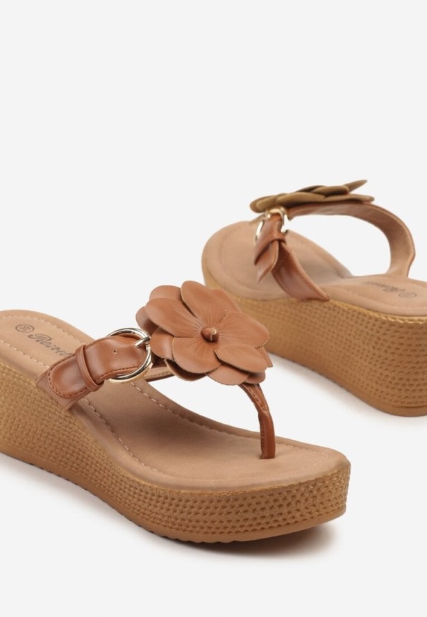 Brązowe Klapki Typu Japonki na Koturnie z Kwiatami 3D Emimi