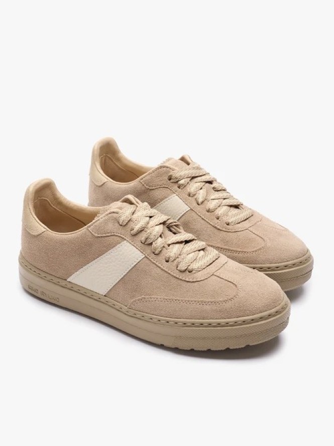 Piaskowe sneakersy z jasnym paskiem