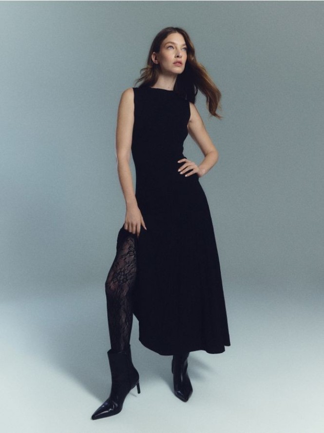 Sukienka maxi z plisowaniem - czarny