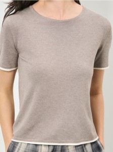 Swetrowa bluzka z krótkim rękawem i kontrastową lamówką z wiskozą - brązowy