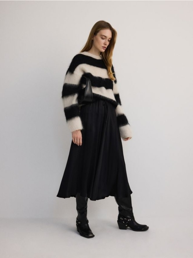 Satynowa spódnica midi - czarny