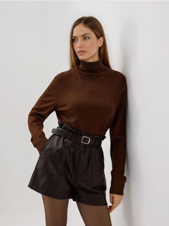 Szorty z imitacji skóry z paskiem - ciemnobrązowy