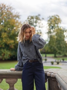 Sweter z ozdobnymi aplikacjami - szary