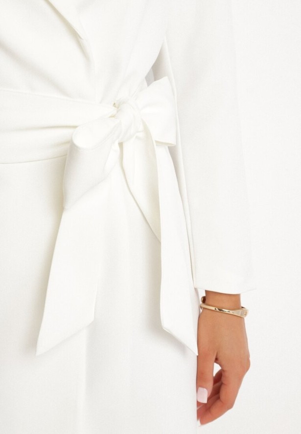 Biała Marynarka Sukienkowa z Paskiem i Usztywnionymi Ramionami Etinella