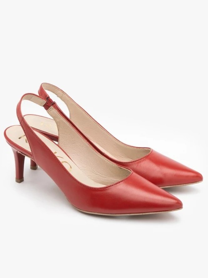 Czerwone czółenka typu slingback na szpilce