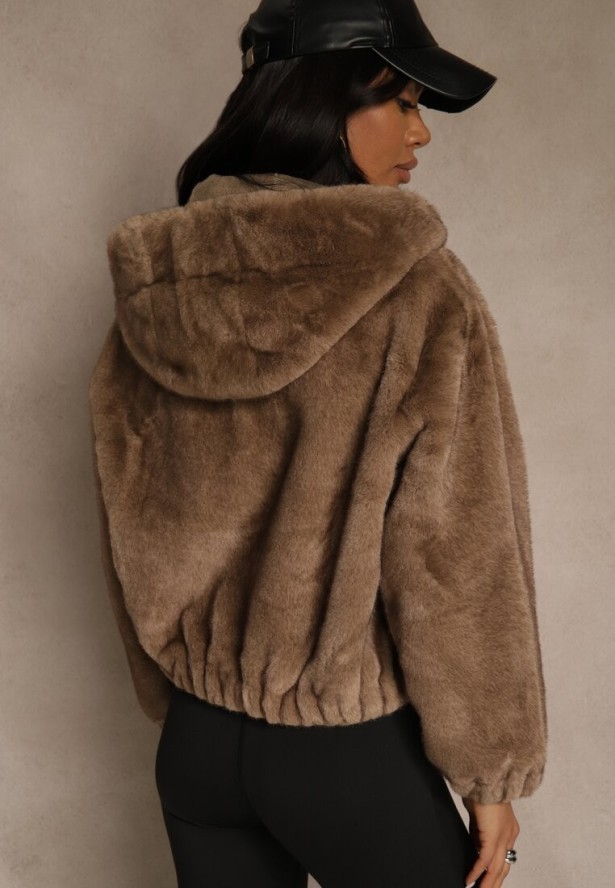 Jasnobrązowa Kurtka Futerko o Kroju Bomberki z Kapturem i Imitacją Kieszeni Awedana