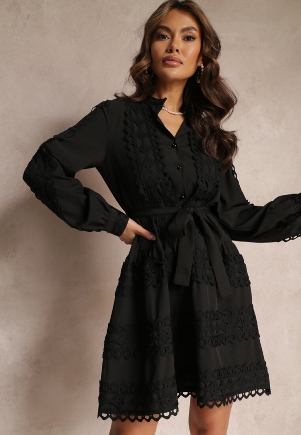 Czarna Sukienka Koszulowa z Wiązanym Paskiem i Ażurowymi Taśmami Deme