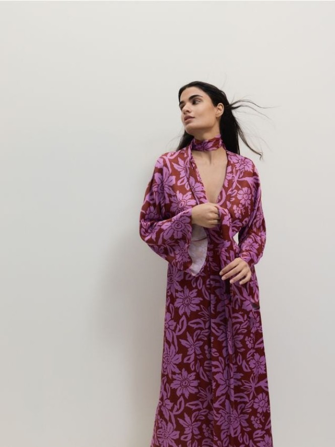 Wzorzysta sukienka z szalem - wielobarwny