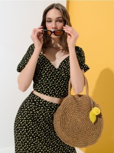 Okrągła pleciona torebka na ramię - kremowy