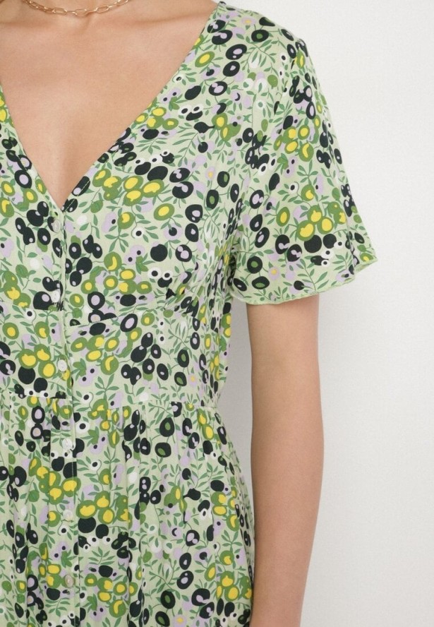 Zielona Rozkloszowana Sukienka z Wiskozy z Dekoltem w Serek Zapinana na Guziki Neliae