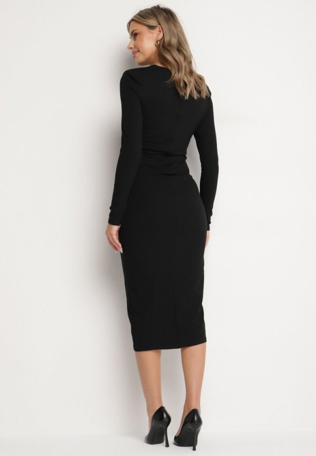 Czarna Sukienka z Wiskozą Marszczona po Bokach z Usztywnionymi Ramionami Zeiena