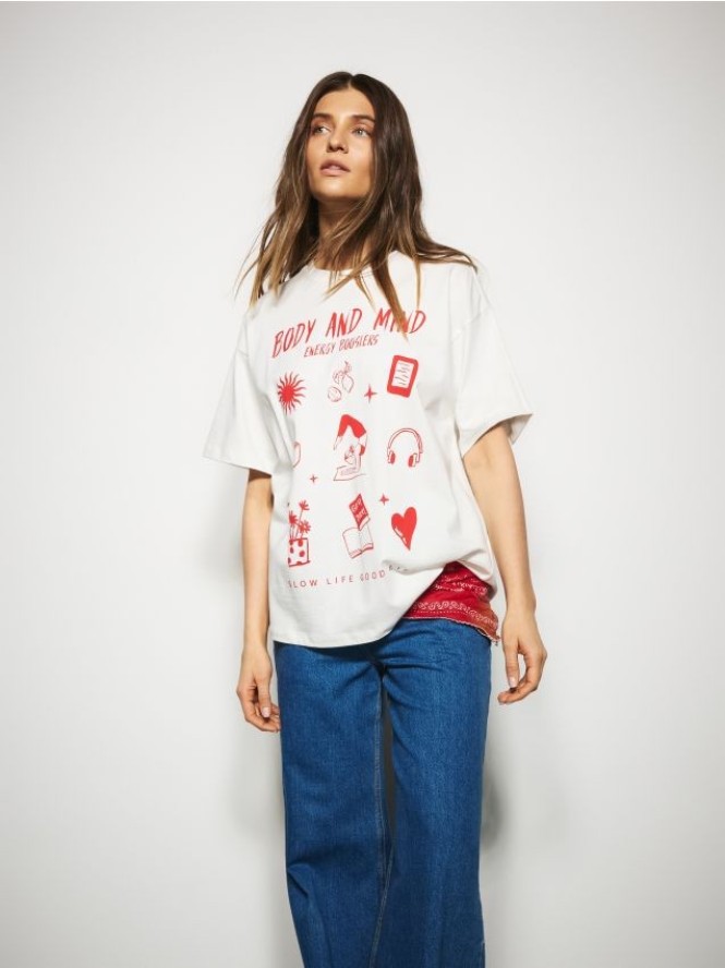 Luźny t-shirt z nadrukiem - złamana biel