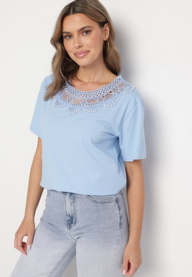 Jasnoniebieski T-shirt Oversize z Ozdobną Koronką i Perłami Elanoriel
