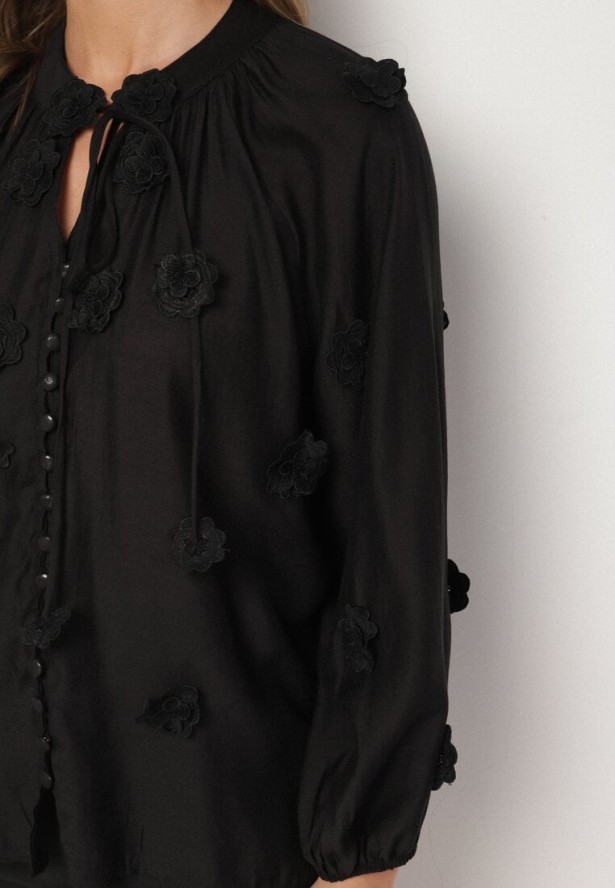 Czarna Koszula z Wiskozy Zdobiona Kwiatowymi Aplikacjami i Wiązaniem Sadevire