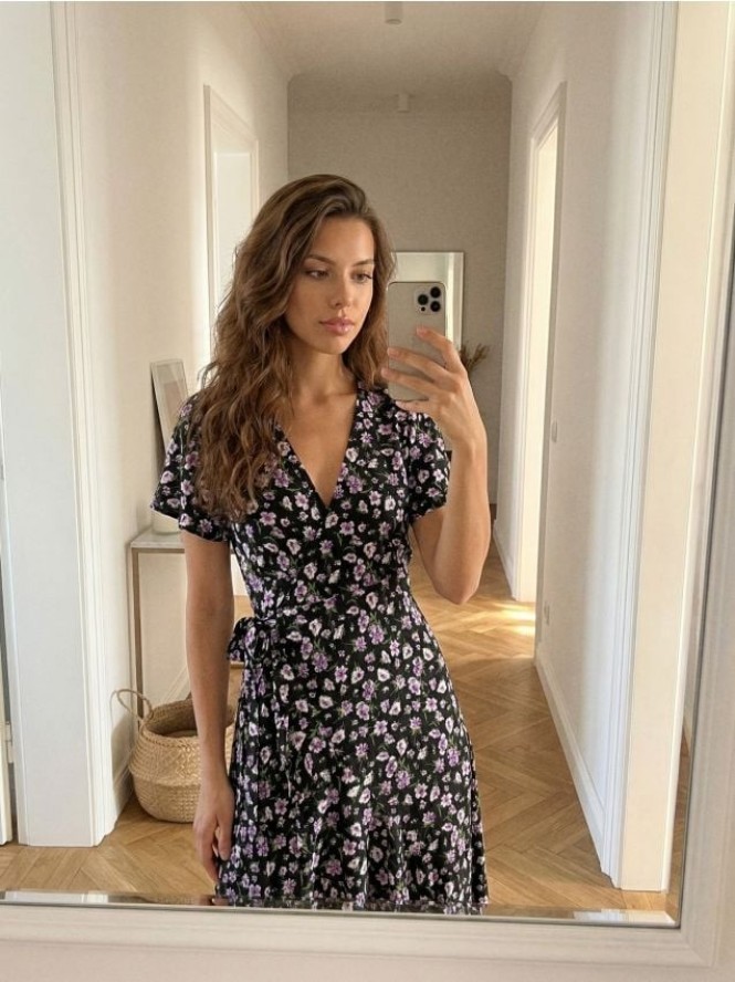 Kopertowa sukienka midi w kwiaty - czarny