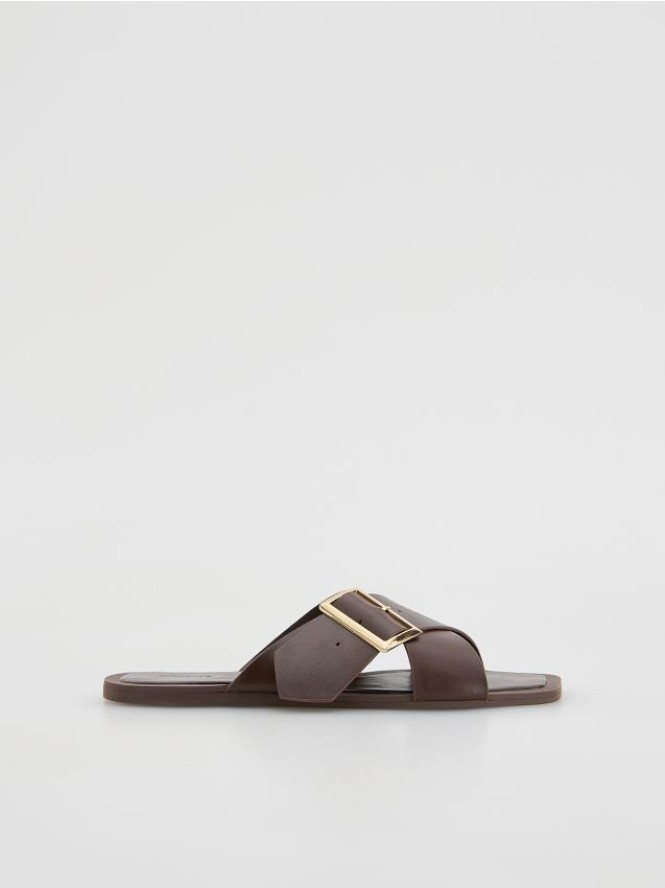 Klapki z ozdobną klamrą - bordowy